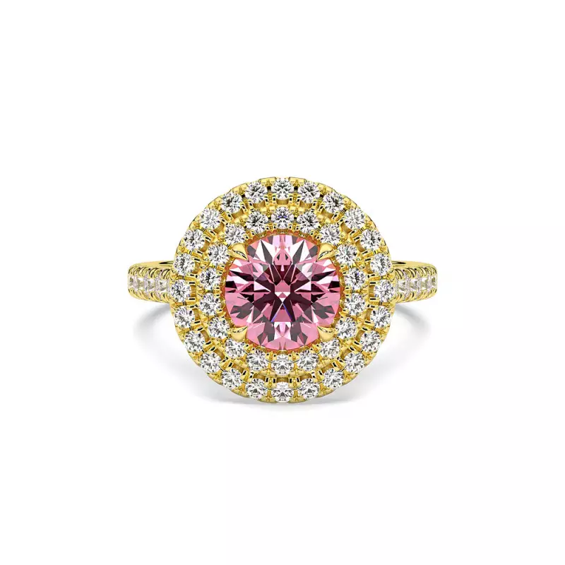 Bague en or jaune avec un diamant rose rond au centre, entouré d'un double halo de diamants blancs.