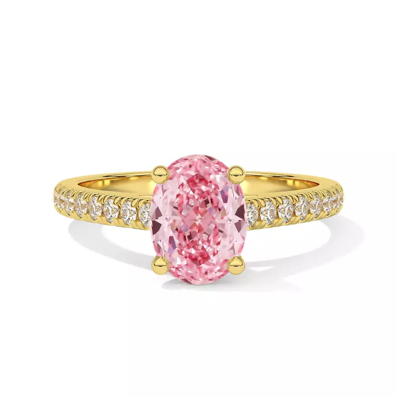 Bague solitaire en or jaune avec un diamant rose rond et un pavé de diamants blancs sur l'anneau.