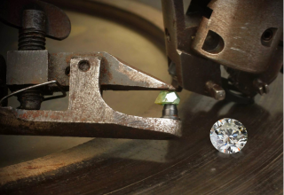 Showroom de la Maison Laveran avec des diamants de laboratoire