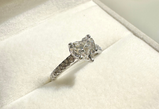 Bague de fiançailles symbolisant l'amour et l'engagement avec un diamant de laboratoire