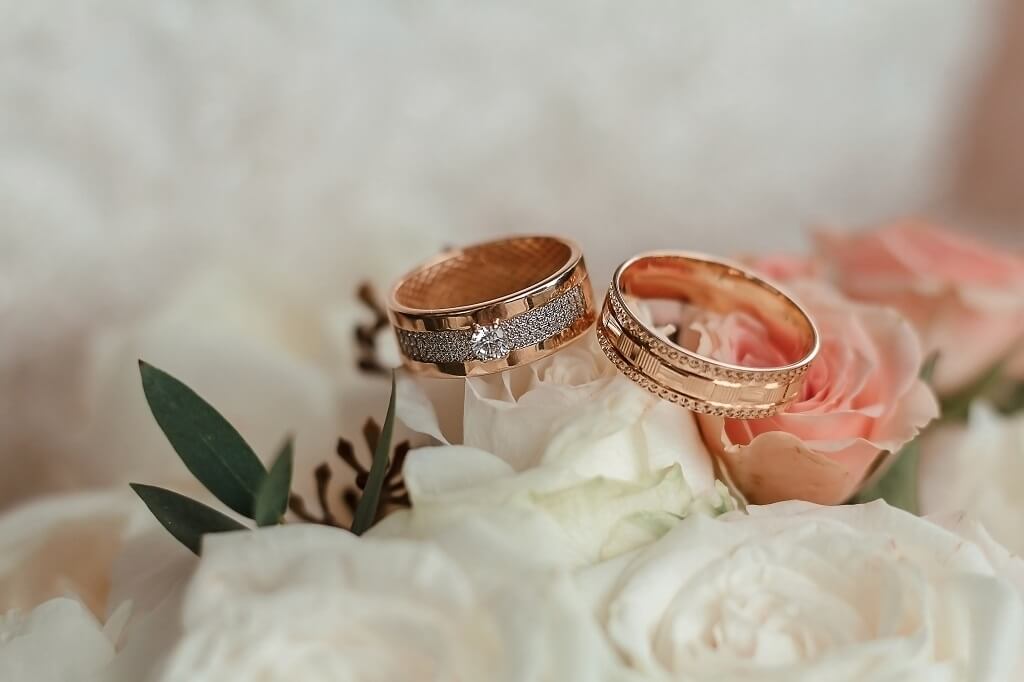 Anneaux de mariage pour noces de diamant sur bouquet de roses