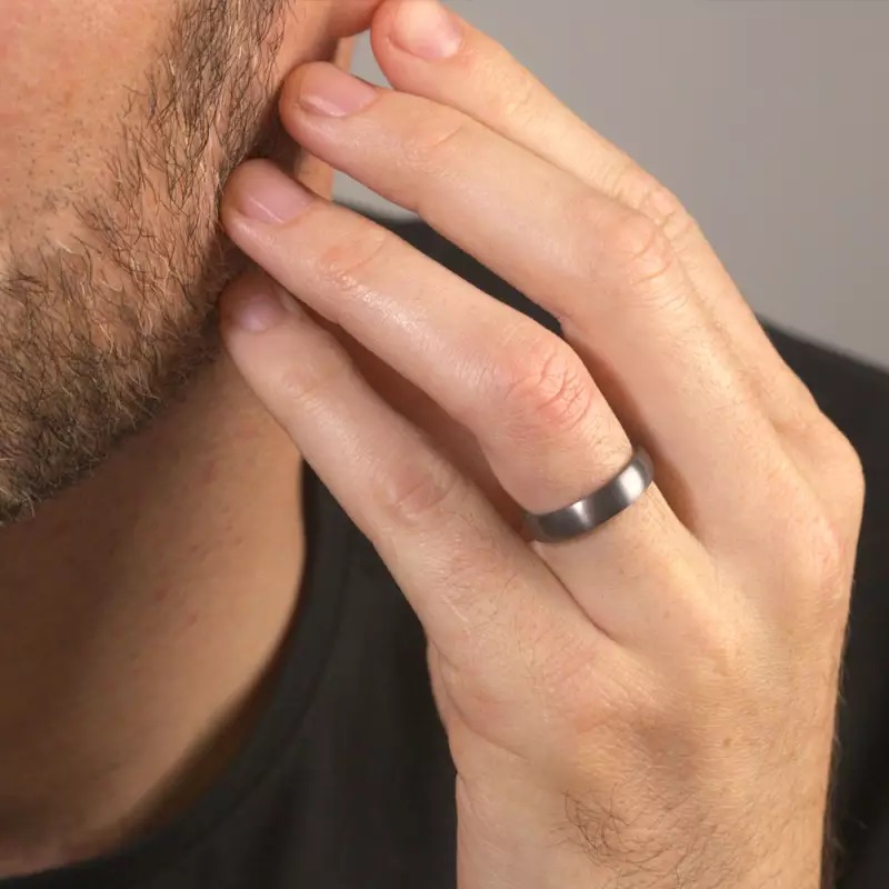 Main masculine avec bague en tantale et pierre précieuse