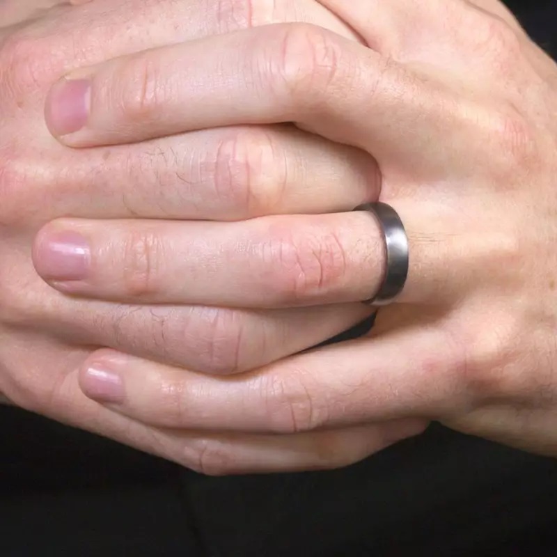 Main masculine portant une bague en tantale