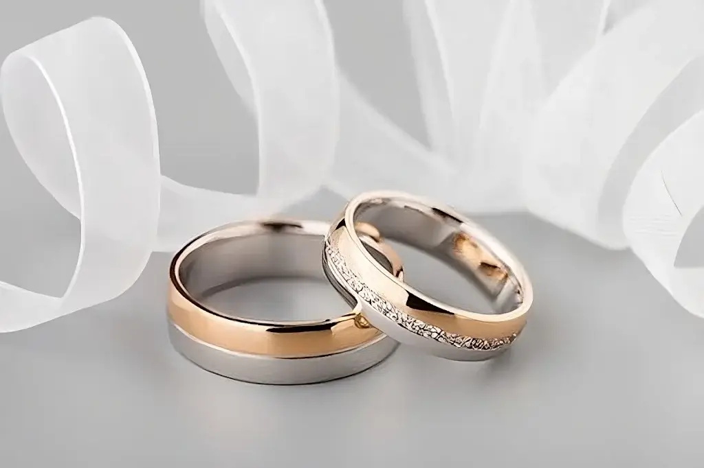Deux anneaux mélangeant différents métaux avec diamants