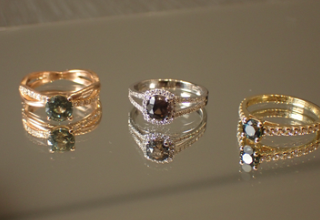Collection de bijoux ornés de pierres précieuses et fines alternatives au diamant