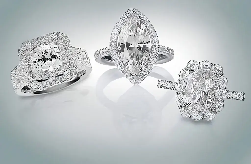 Bagues de fiançaillles avec assortiment de diamants de formes différentes
