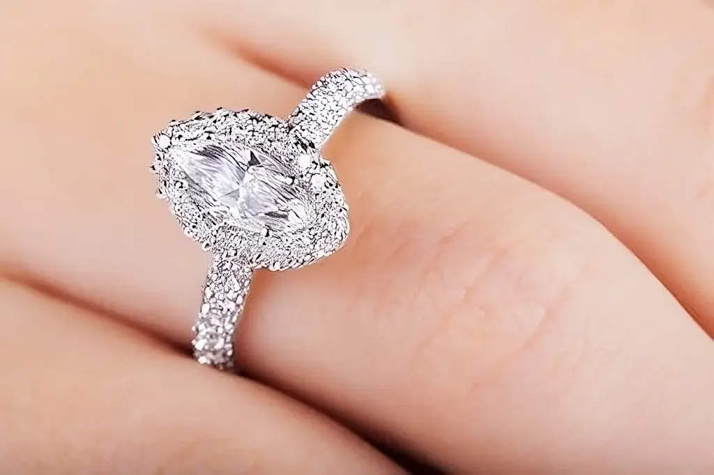 Close-up d'une magnifique bague de fiançailles en diamant solitaire