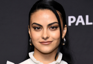 Camila Mendes portant un diamant de synthèse rose