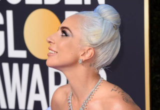 Lady Gaga et ses boucles d'oreilles en diamants de synthèse