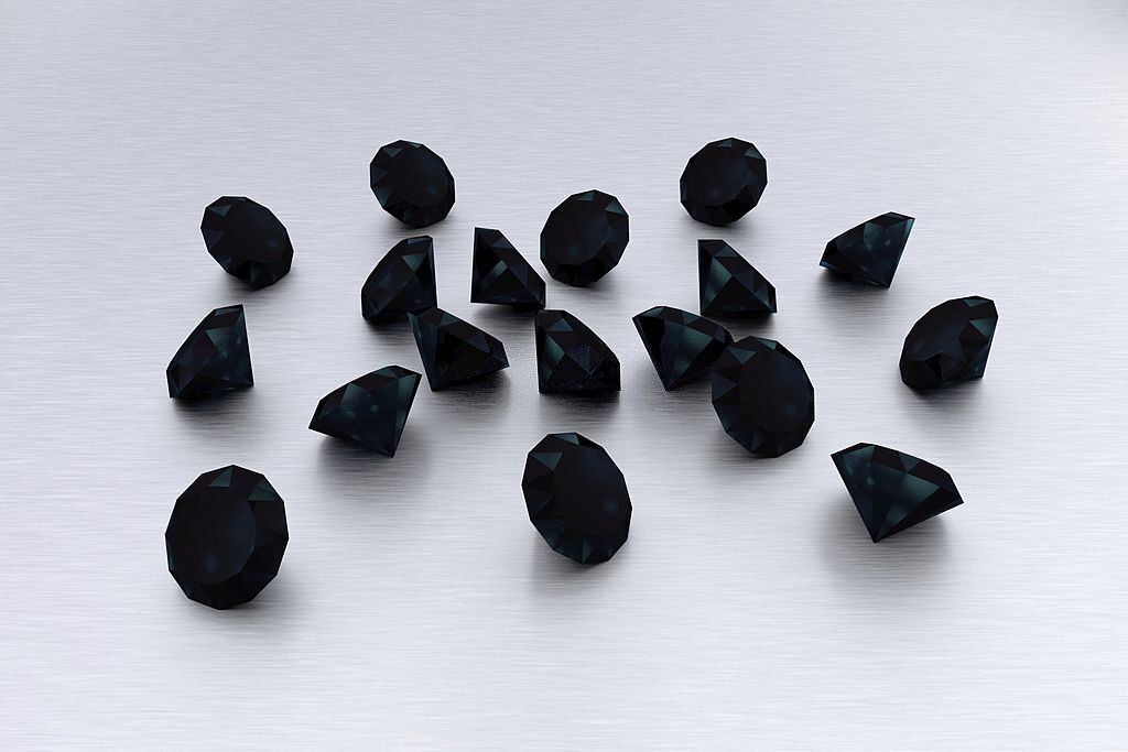 Diamant noir taillé, prêt pour la confection de bijoux