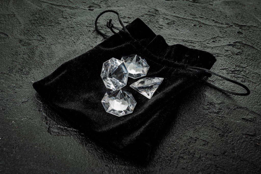 Diamants de laboratoire Laveran étincelants sur une pochette noire