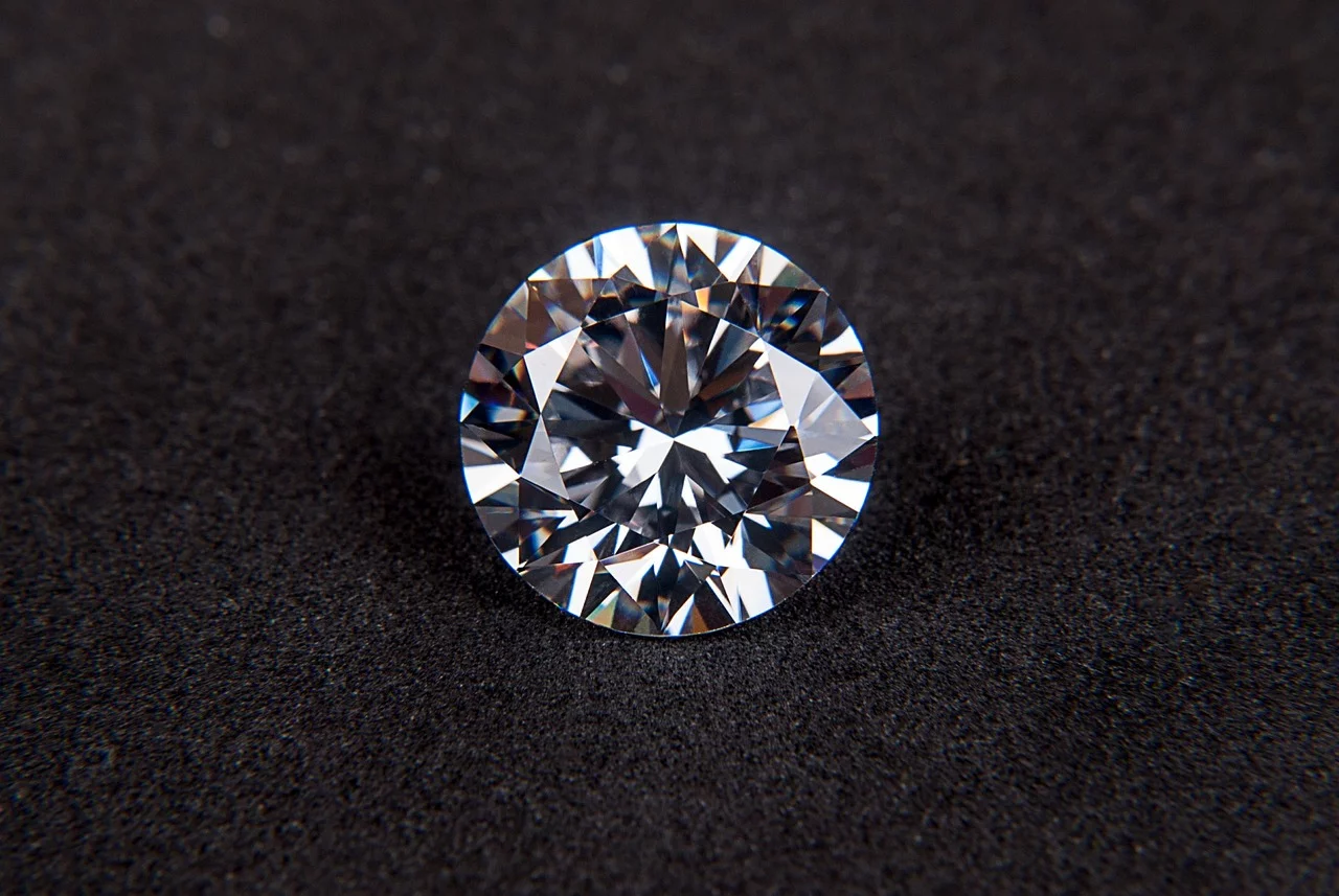 Diamant de laboratoire - Éclat et perfection Diamant de laboratoire brillant sur fond noir, symbolisant la précision et l'éclat des diamants synthétiques.