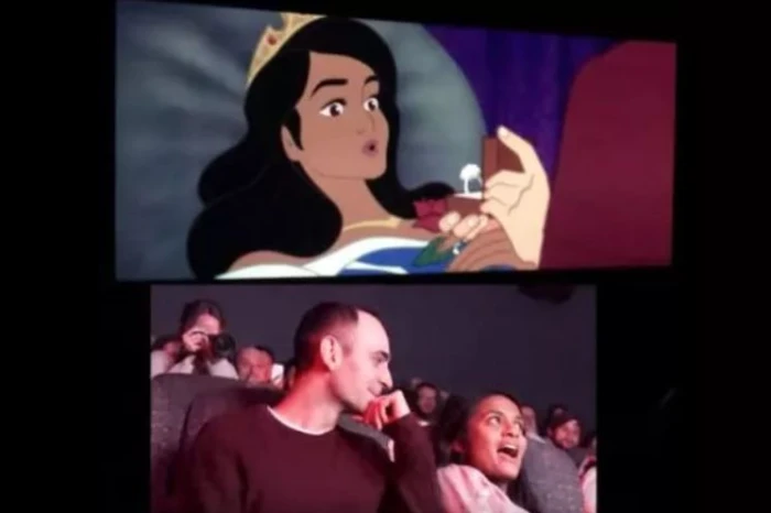Une demande en mariage unique avec une vidéo personnalisée projetée dans une salle de cinéma, combinant surprise et émotion.