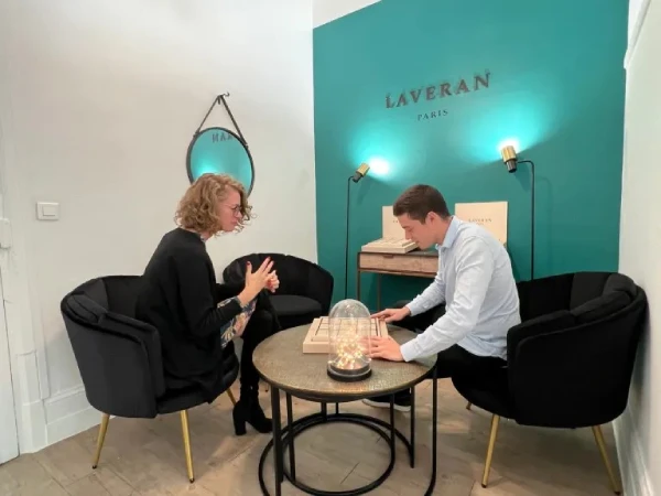 Rencontre dans le showroom Laveran Paris, mettant en avant la personnalisation des bijoux en diamants de laboratoire.