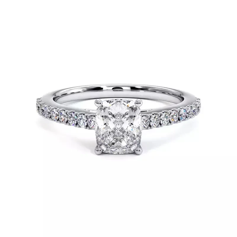 Bague en or blanc ornée d'un diamant central et d'un pavé étincelant, idéale pour des fiançailles.
