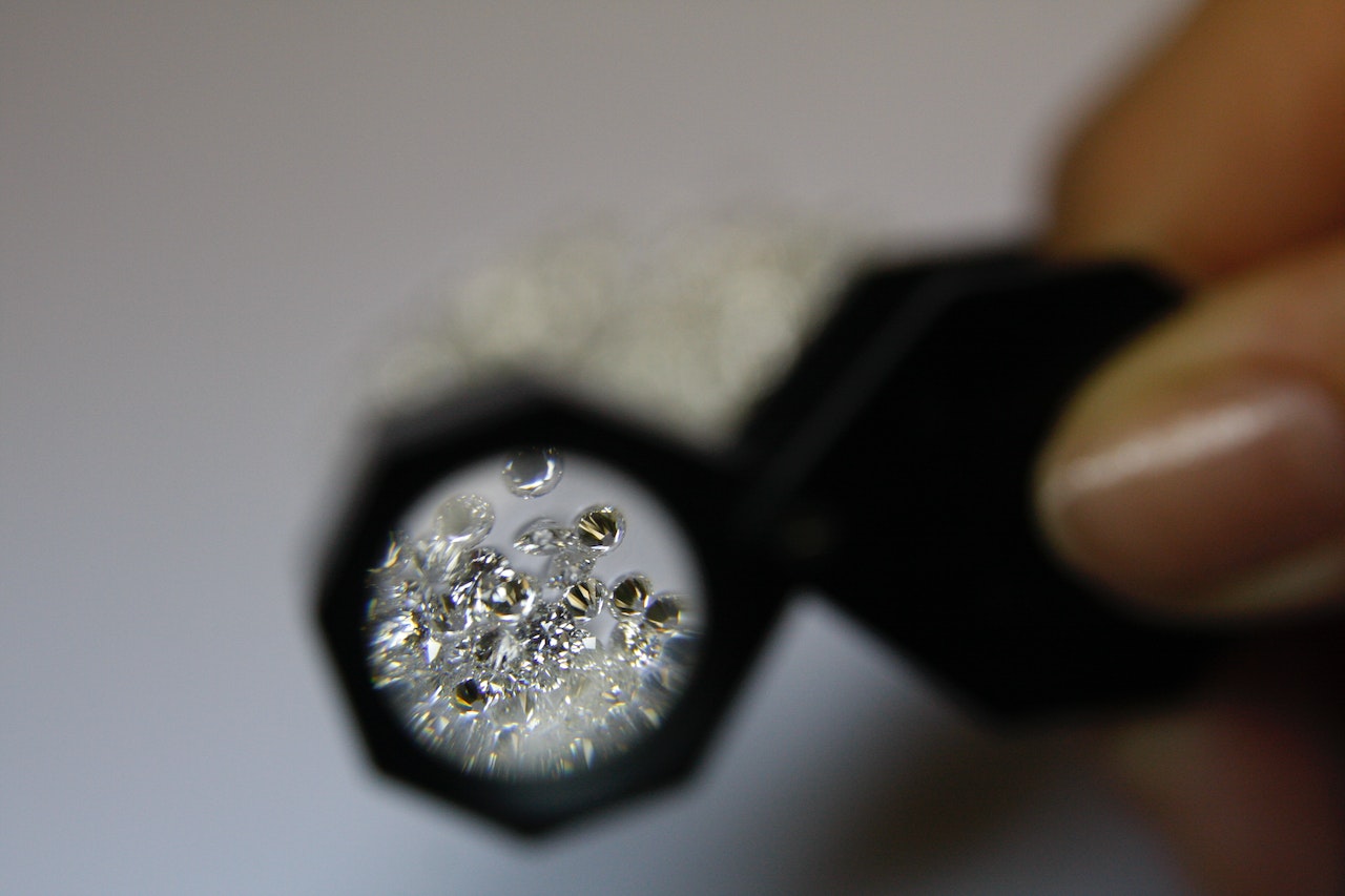 Diamants synthétiques de haute qualité à la loupe