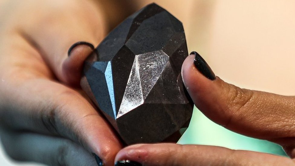Diamant noir brut dans sa forme naturelle