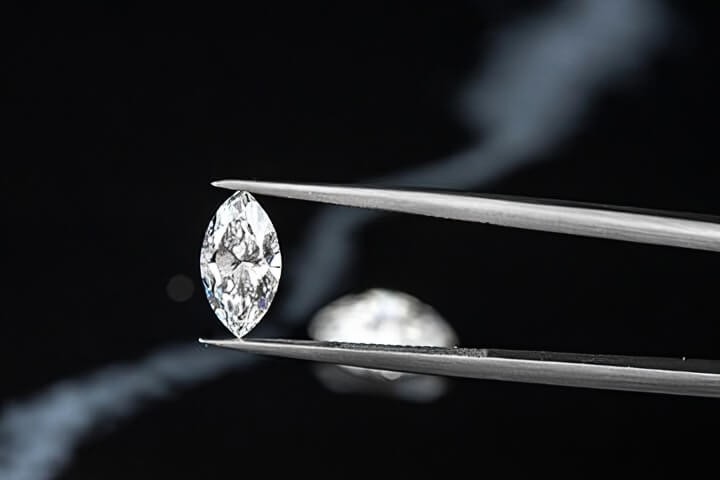 Diamant taille marquise maintenu par une pince
