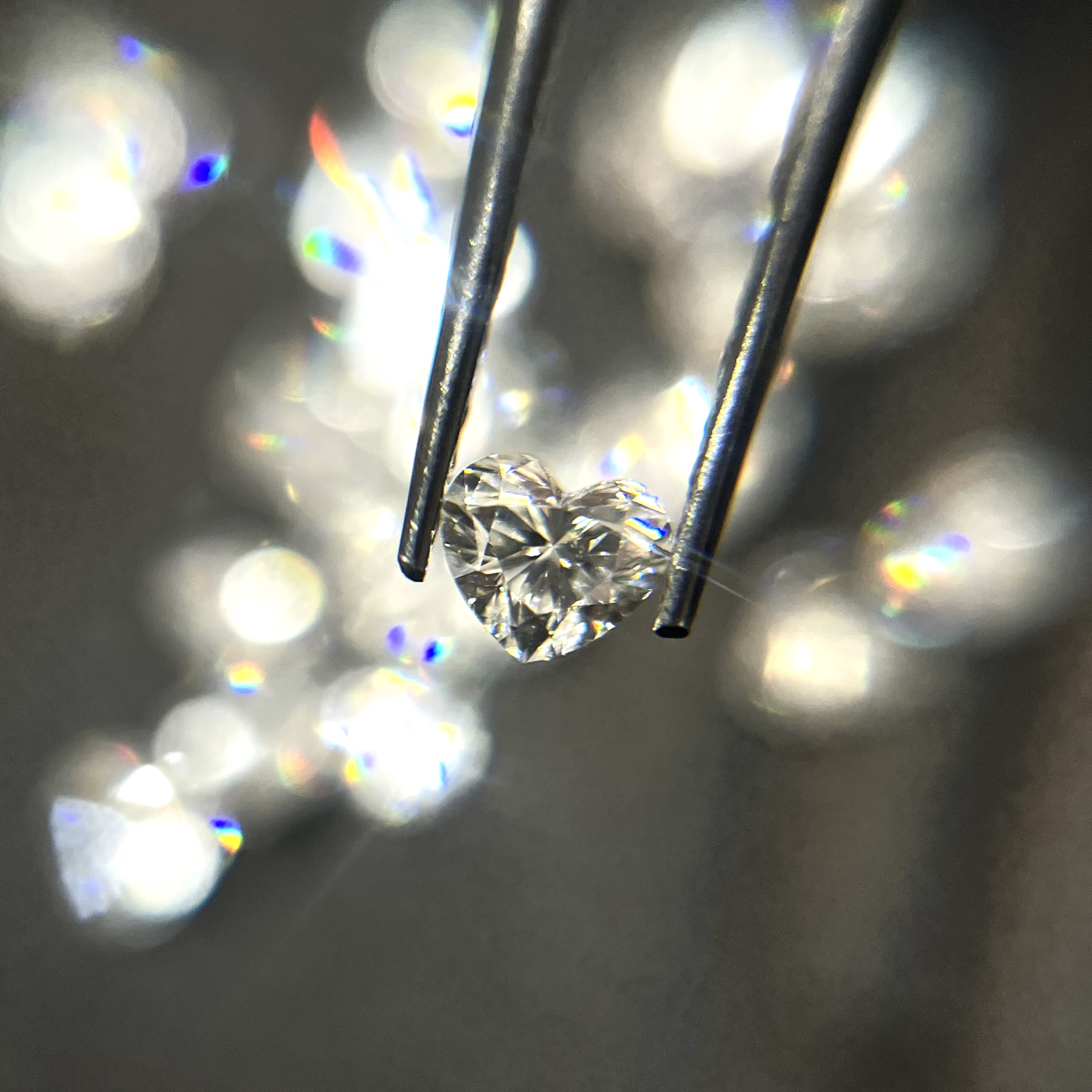 Diamant synthétique brillant en gros plan