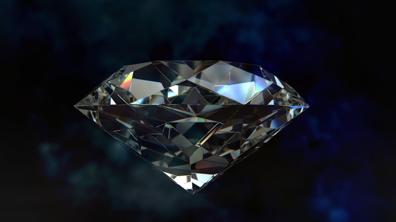 Vue sous microscope d'un diamant de laboratoire