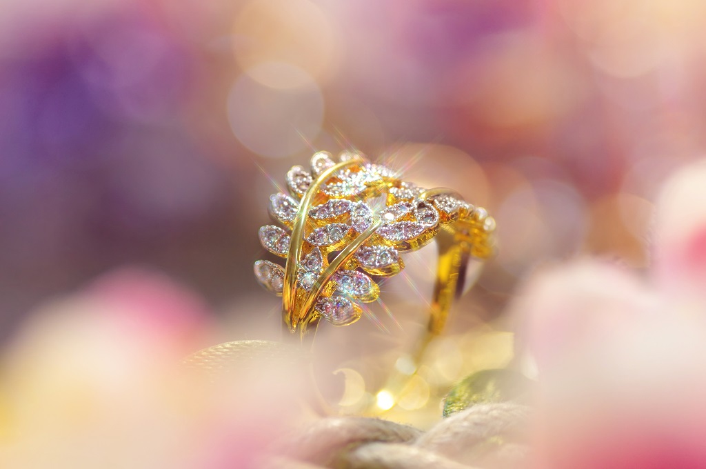 Bijou en or 18 carats avec des diamants sertis