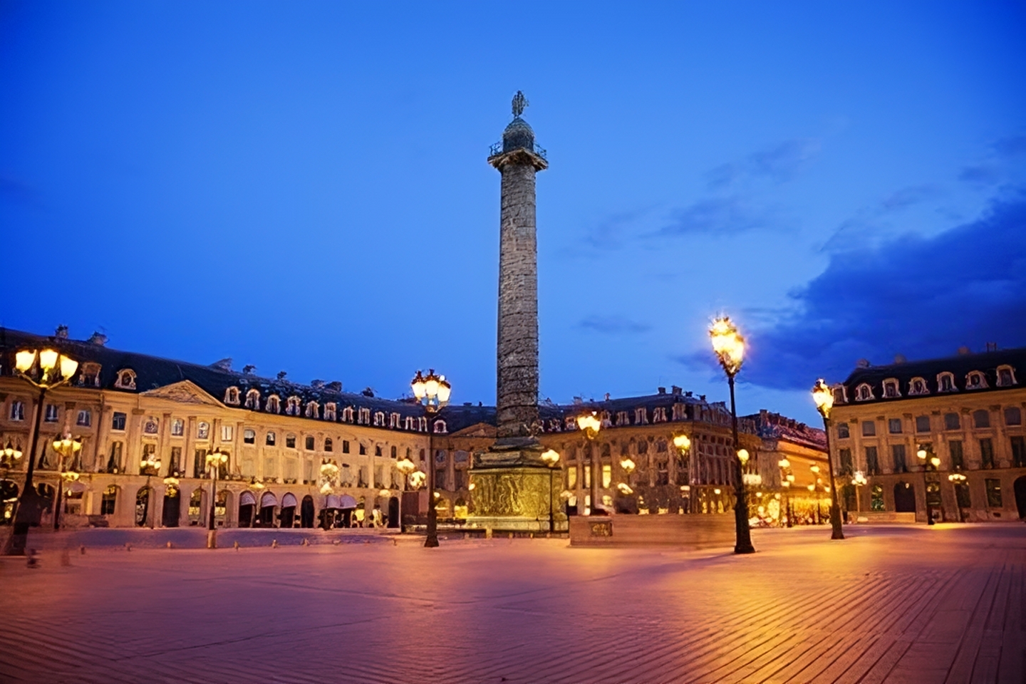 Vue nocturne illuminée de la place Vendôme