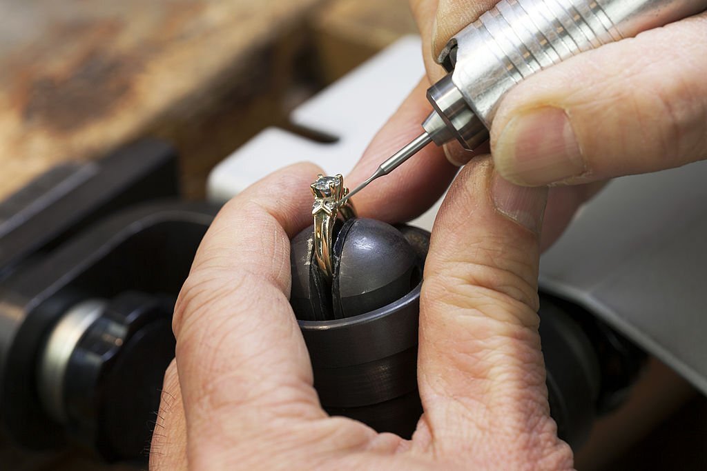 Bijoutier professionnel examinant un bijou en diamant de laboratoire pour réparation