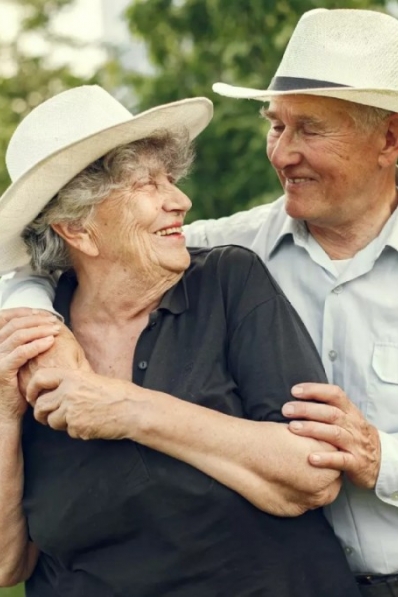65 ans de mariage : Signification et idées cadeaux pour les noces de palissandre
