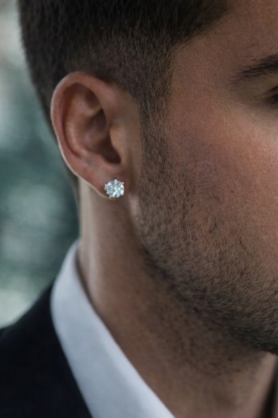 Boucles d’oreilles pour homme : significations et symboles