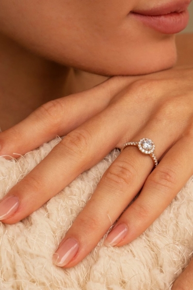 Bague de fiançailles : sur quel doigt la porter ?