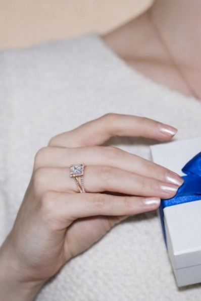 Comment offrir une bague de fiançailles ? Conseils pour une demande inoubliable