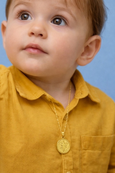 Qui offre la médaille de baptême ?