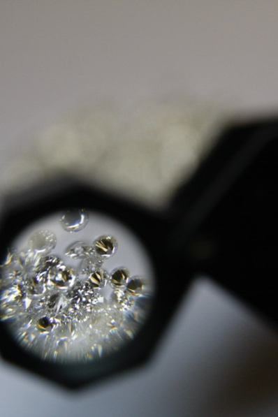 Comment choisir le bon diamant de laboratoire pour votre bague de fiançailles ?