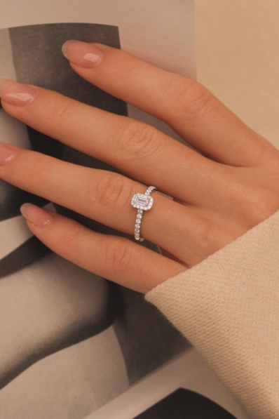 Bague de fiançailles taille émeraude en diamant de synthèse