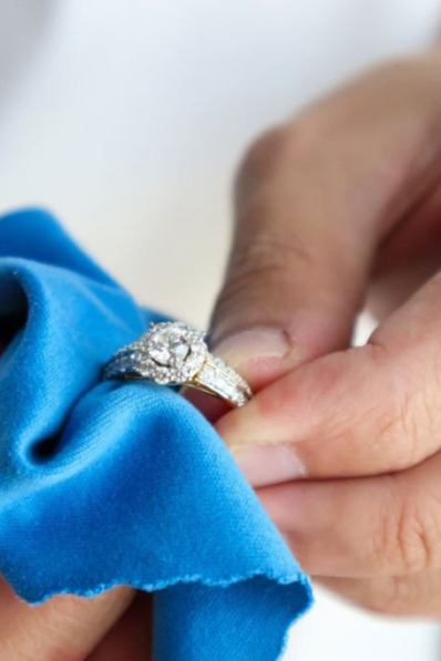 Comment entretenir et nettoyer vos bijoux en diamant de laboratoire ?