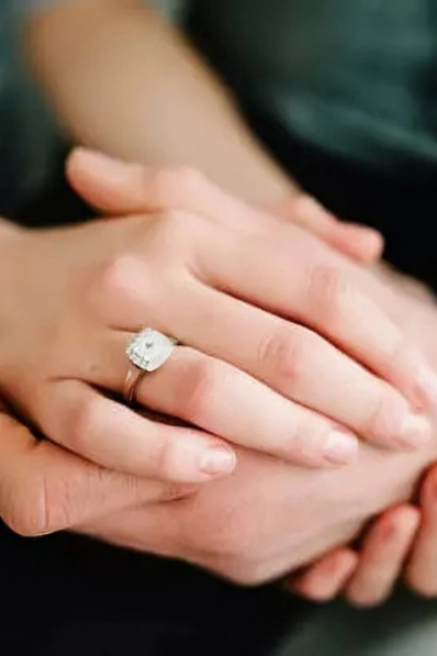 À quelle main porter la bague de mariage ? Traditions et conseils