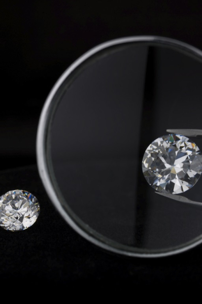 Quelle est la différence entre un diamant synthétique et naturel?