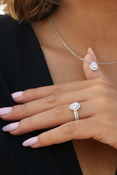 Quel est le prix moyen d'une bague de fiançailles ? Guide 2025