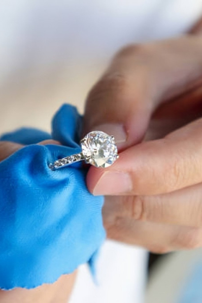Comment nettoyer une bague en or ? 